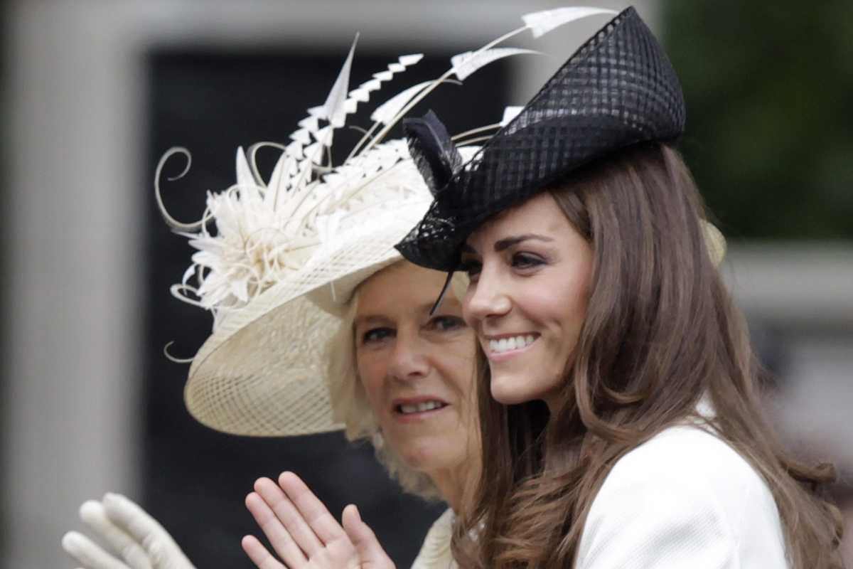 Camilla rende omaggio a Kate con una spilla?