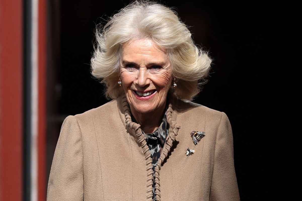 Camilla rende omaggio a Kate Middleton: la spilla che fa discutere